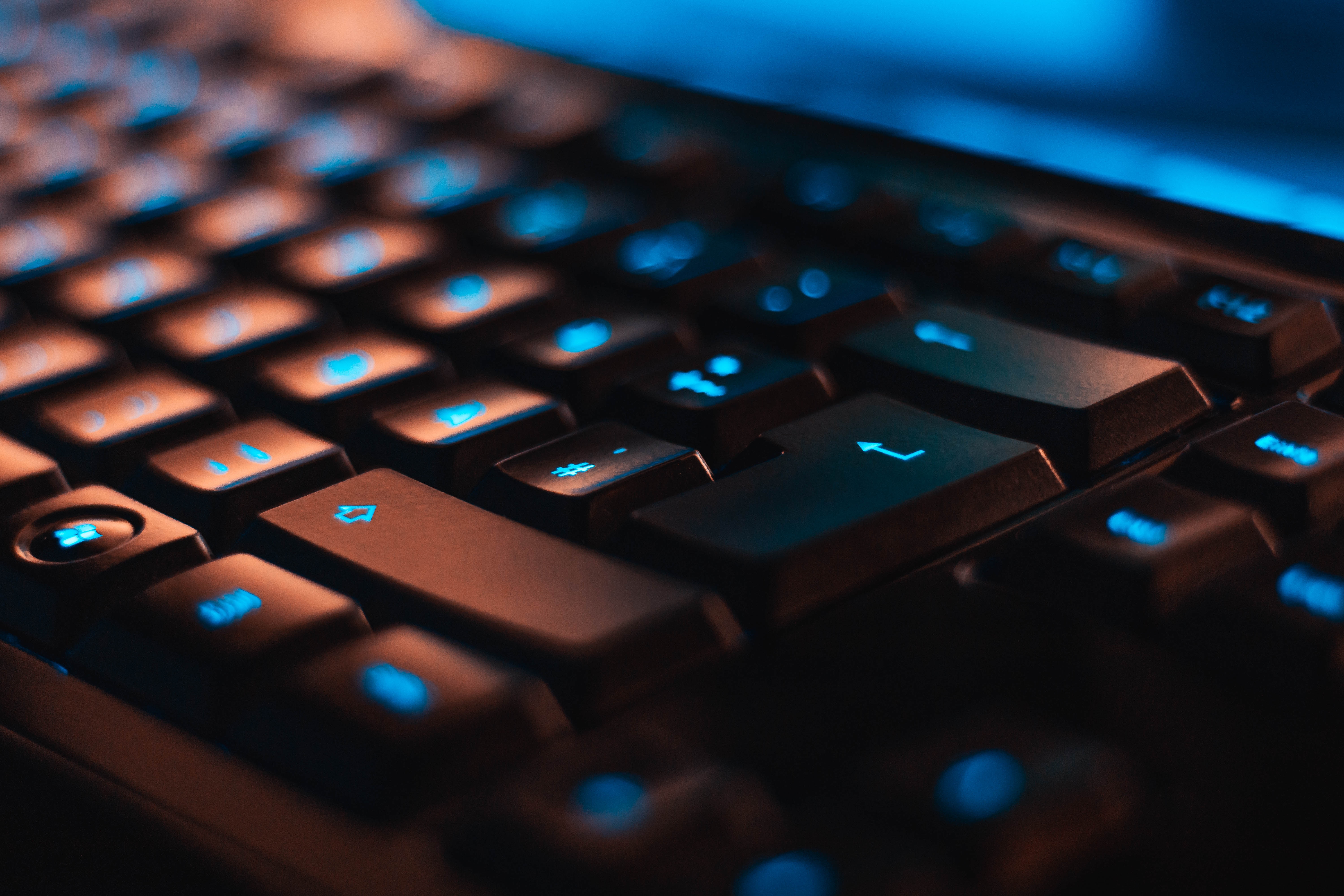 picture of a keyboard in dark lighting